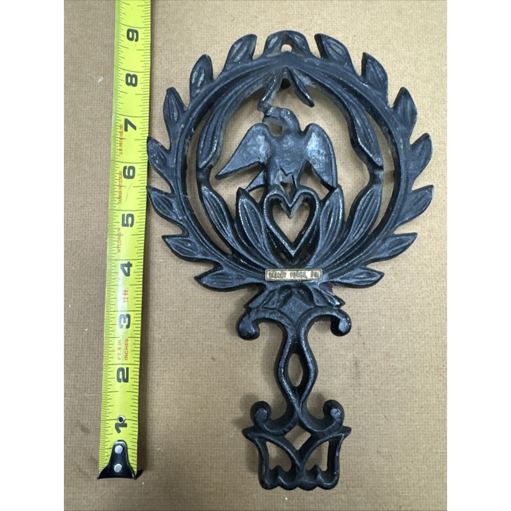 VINTAGE GRISWOLD #266 BLACK CAST IRON FOOTED TRIVET EAGLE WREATH - 8 1/2"